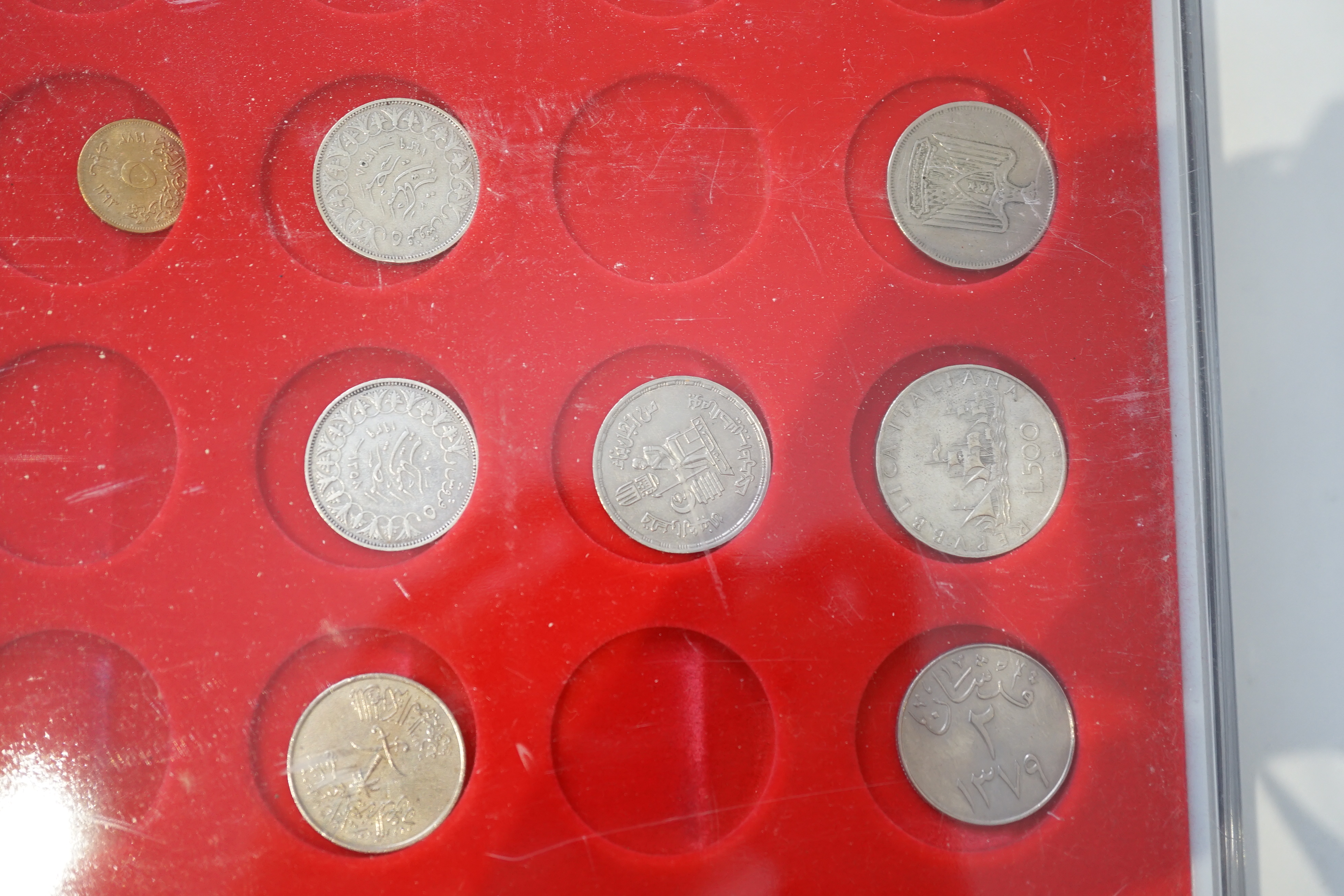 World coins, 20th century to include Tunisia, Palestine, Qatar, France, Italy, USA, housed in cases and a sleeve